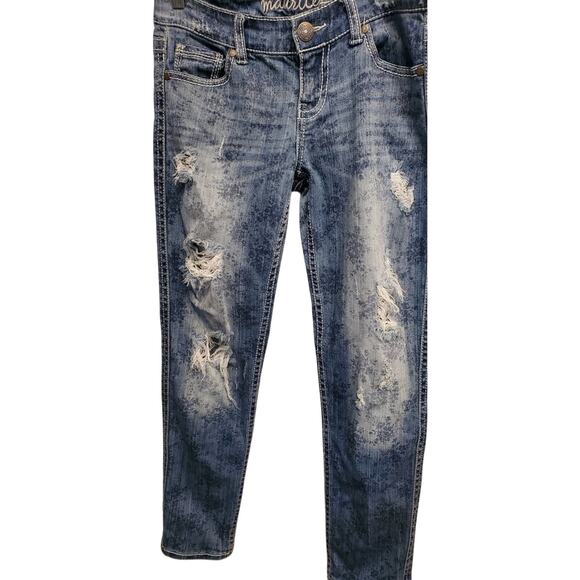 Maurice's Women's Distressed Frayed Jeans Tapered Legs flower print Size 3/4 - Picture 3 of 8